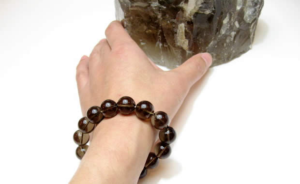 パワーストーンブレスレットをつけるには左手