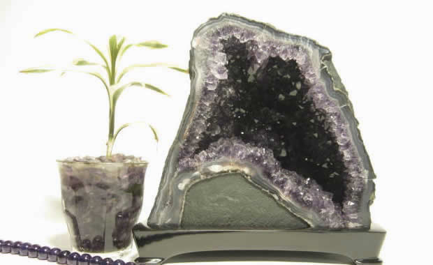 パワーストーンのアメジストドーム・アメジスト原石(紫水晶洞・ジオード・カペラ）　4.42Kg 木製台座付