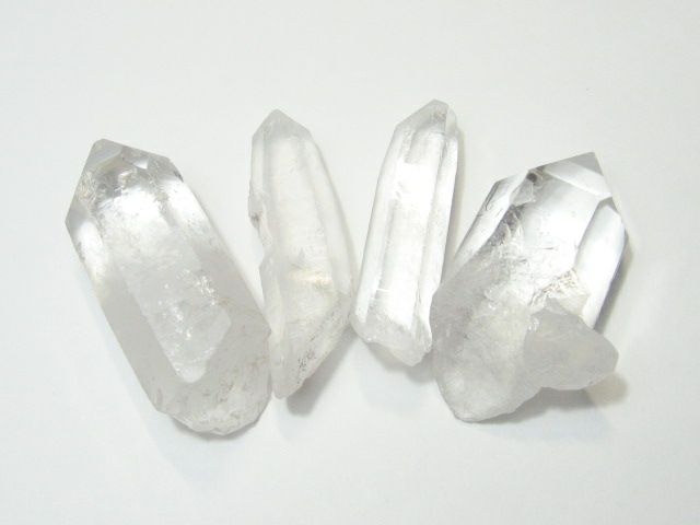 剣先を持つ水晶ポイントは、特に浄化作用が強い