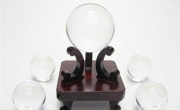 地鎮祭で土地の四隅と中央に水晶を埋めて、魔を除き土地を清めます