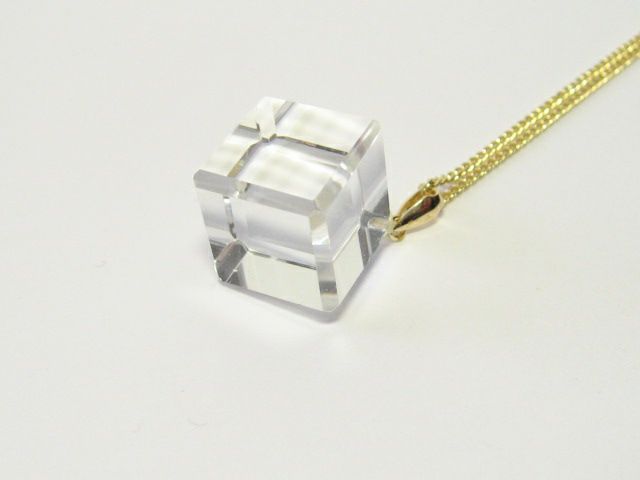 幸運の水晶サイコロペンダント　ネックレス