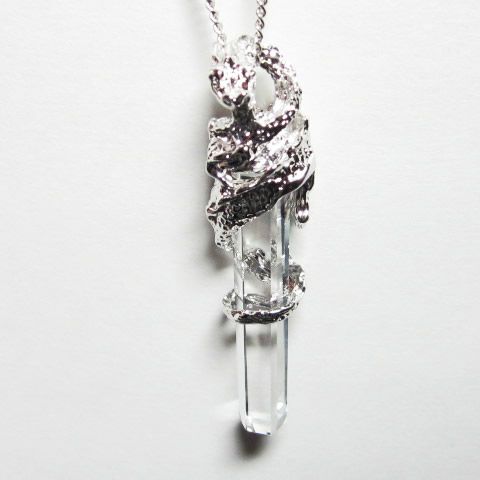 パワーストーンの水晶龍ポイントペンダント　チェーン付き