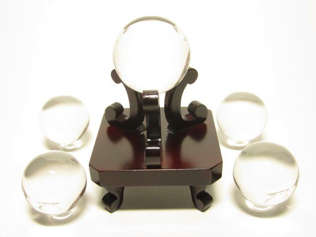 地鎮祭で四隅に水晶を一つずつ深く埋め、中央に大きい水晶を浅く埋めます