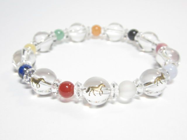 商売繁盛、立身出世、恋愛結婚、招福蓄財、健康長寿、勝負必勝、大漁豊作、厄除開運、家内繁栄、の九つの運をアップさせるといわれる。天然石に馬彫刻の開運ブレスレット